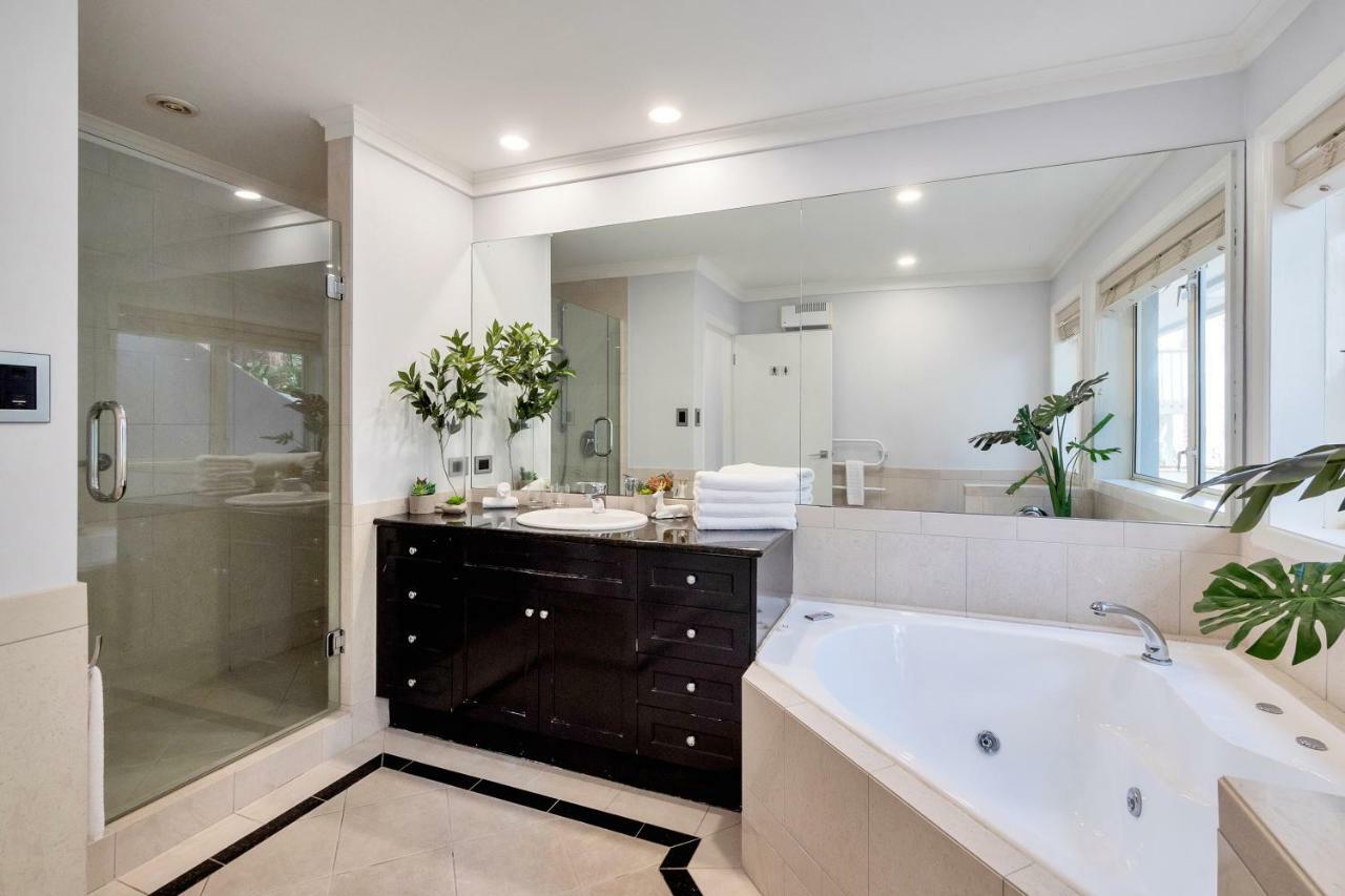 Orakei Grandeur Mansion With Sea Views & Pool Villa โอ๊คแลนด์ ภายนอก รูปภาพ